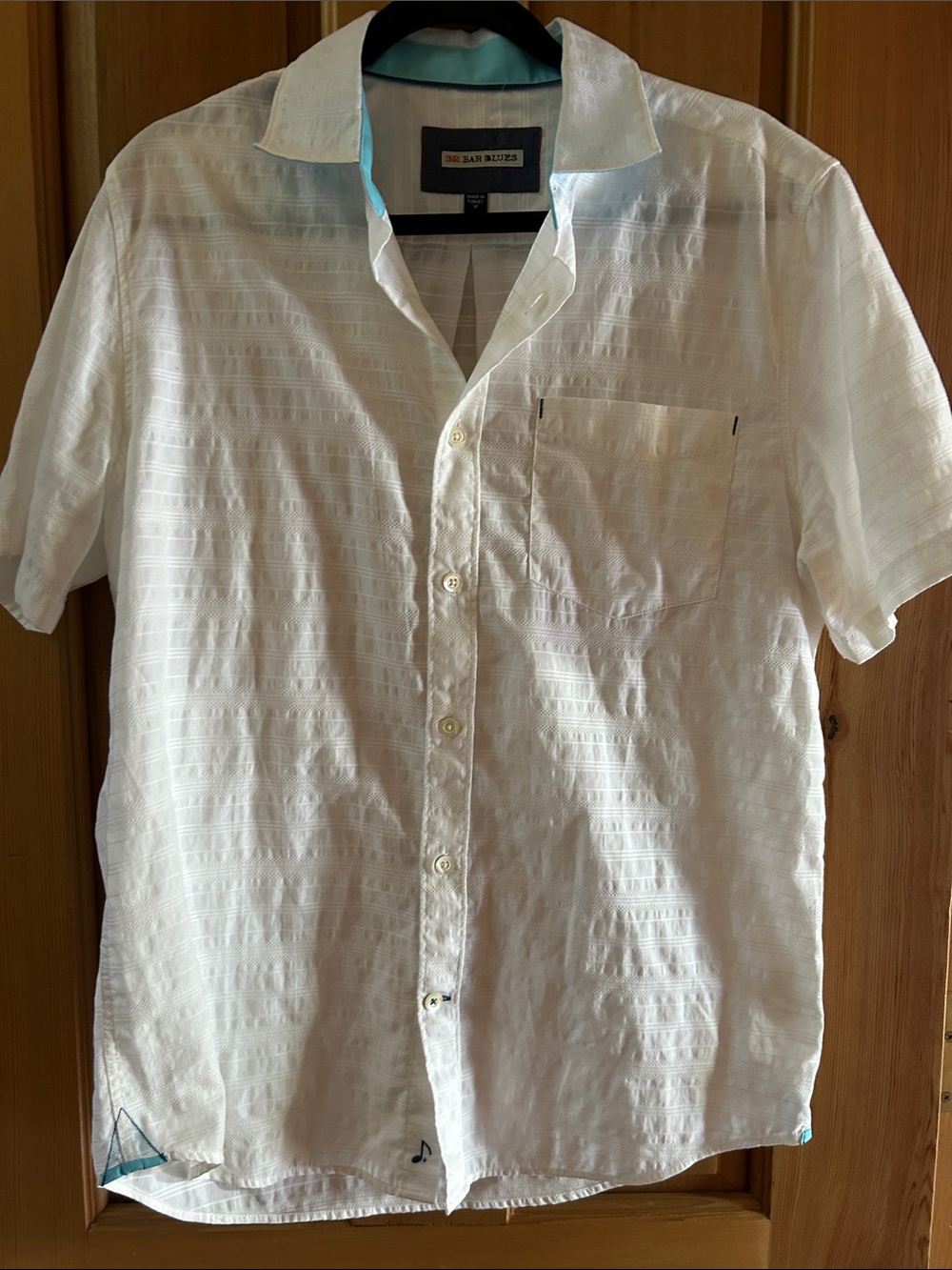Men's White Short-Sleeve Casual Button-Down Shirt with Chest Pocket